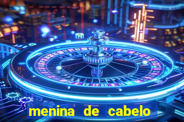 menina de cabelo cacheado fake no espelho